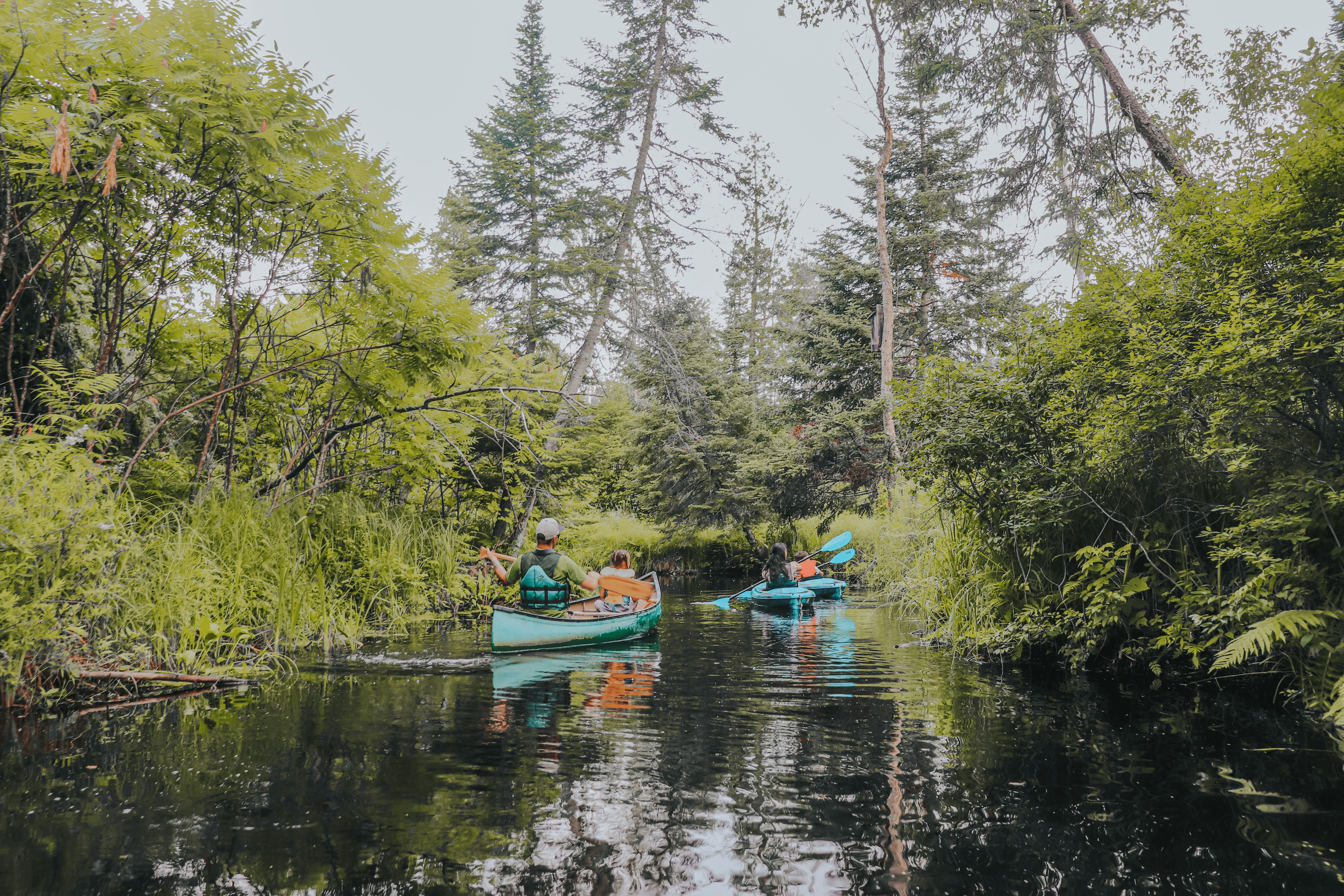 deux canoe au loin